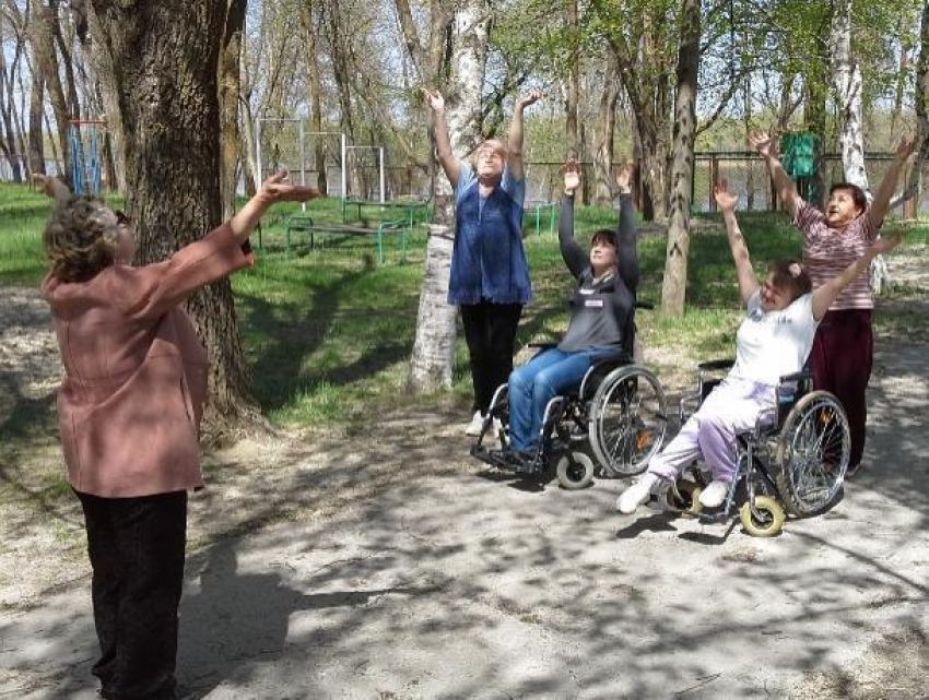 Восемь инвалидов-колясочников в Волгодонске провели запоминающийся день на свежем воздухе