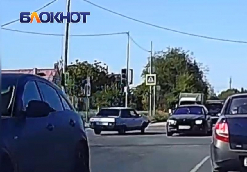 «Это что массовый психоз?»: все едут на «красный», а один еще и «против шерсти»