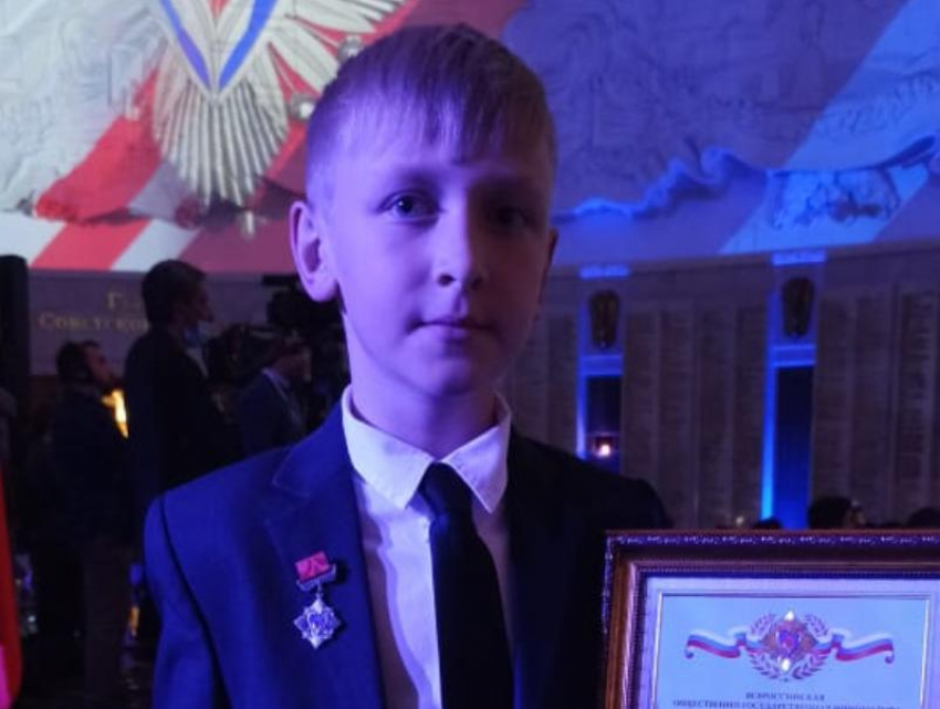 Спасший из пожара себя и маленькую сестру 9-летний волгодонец получил почетный знак в Москве 