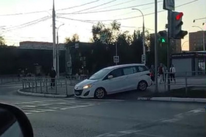 «Такого я еще не видел»: бесцеремонный водитель удивил волгодонцев своим маневром на пешеходной зоне в центре города