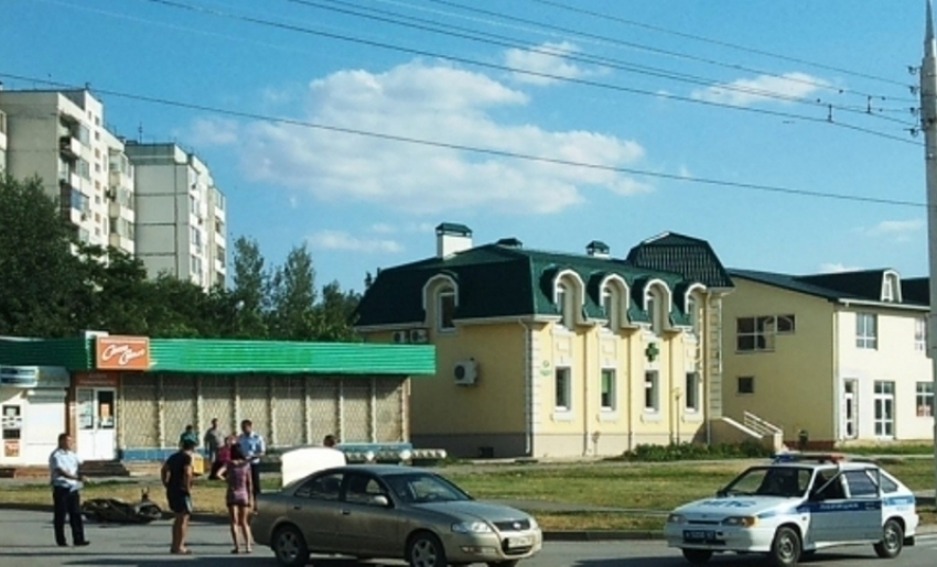 В Волгодонске в районе В-7 сбили скутер и детскую коляску
