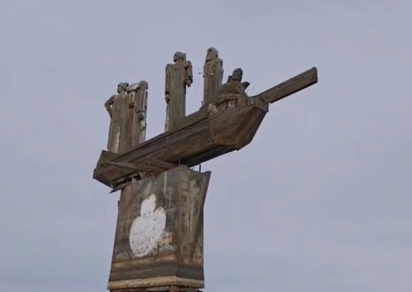 Челн прогнил, опоры проржавели, а люди превратились в идолища: жуткий памятник Степану Разину поднялся из вод Дона в Волгодонске