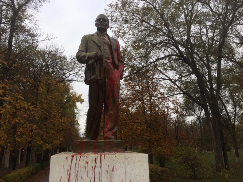 В ночь на 7 ноября памятник Ленину в сквере «Юность» облили красной краской
