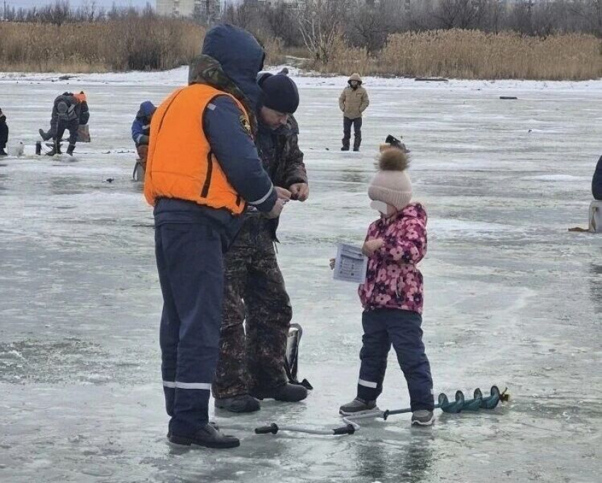 Теплый январь делает лед смертельно опасным: волгодонские спасатели предупредили жителей о риске уйти на дно