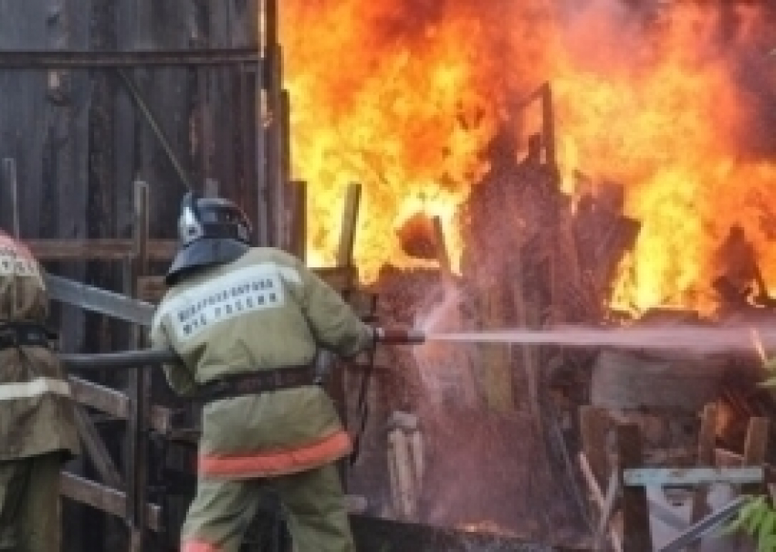 В Цимлянском районе произошел пожар в здании летней кухни