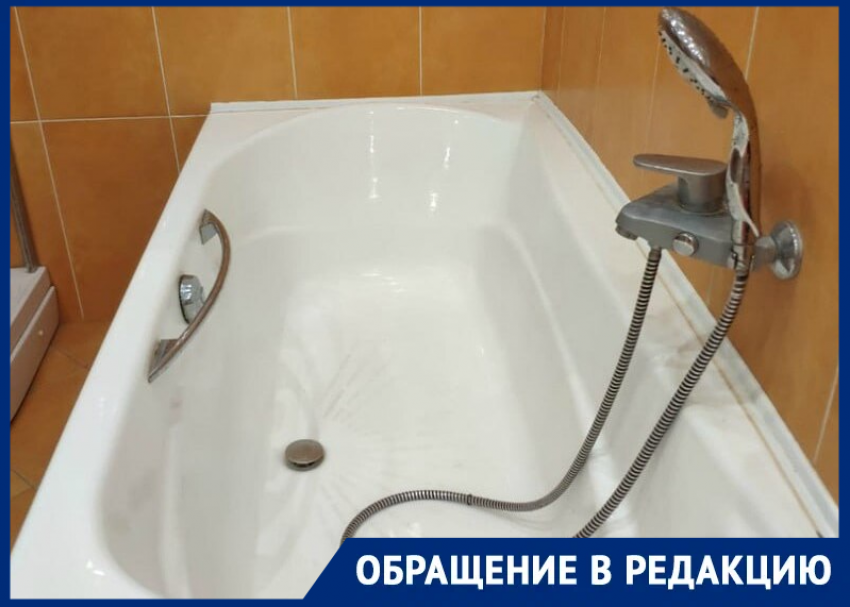 «В подвале уже лужи!»: жители обеспокоены состоянием дырявых труб в доме на улице Морской