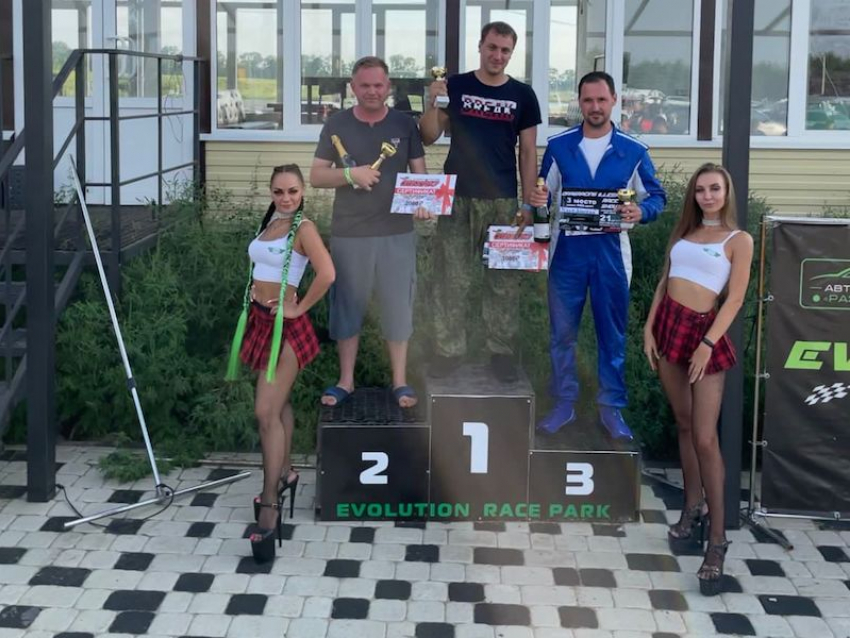 Волгодонцы заняли два первых места на соревнованиях по дрэг-рейсингу в Ростове
