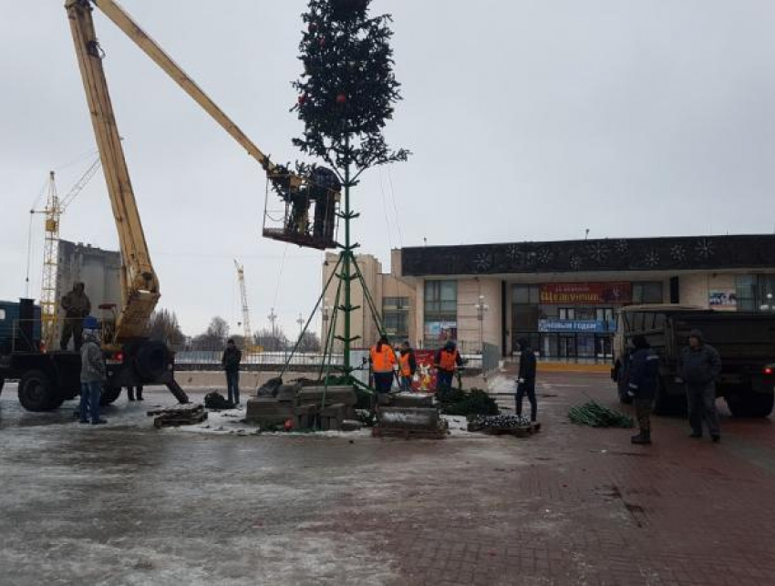 В Волгодонске приступили к уборке главных городских новогодних елок