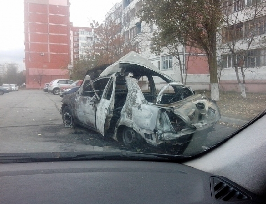 В Волгодонске на проспекте Мира взорвался автомобиль