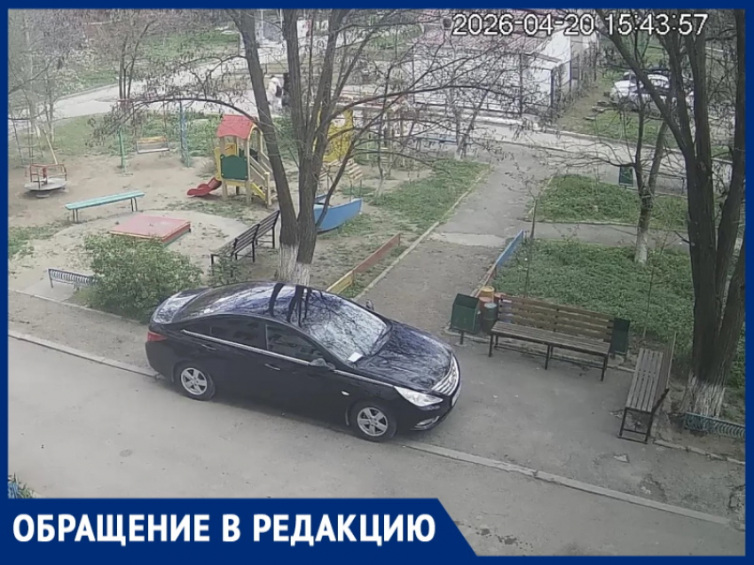 «Тротуар – не место для парковки!»: жители дома Ленинградская, 1 возмущены наглостью водителя