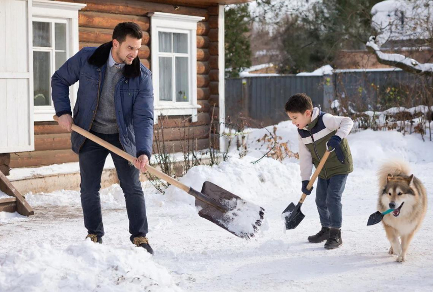 Как чистить снег правильно: руководство по выживанию и эффективной уборке территории