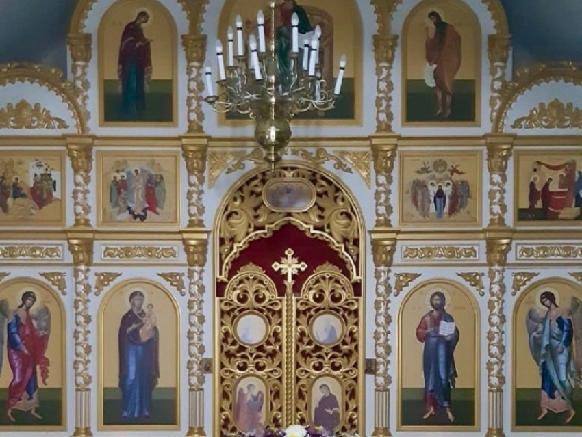 Мастера из Волгодонска установили новый иконостас в храме Морозовска 