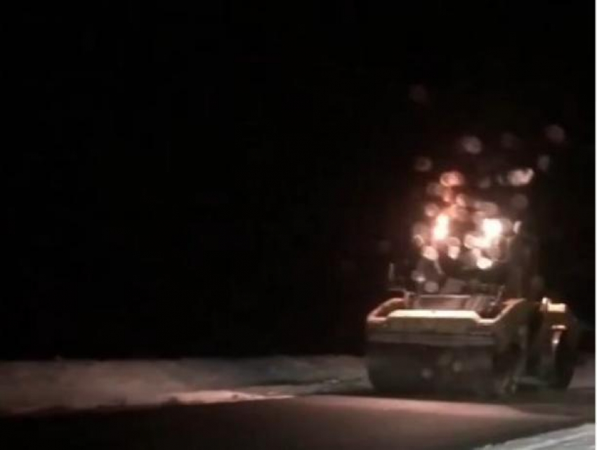 На трассе Ростов-Волгодонск в снег укладывают асфальт