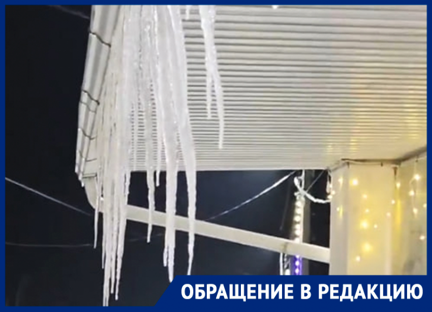 Огромные сосульки на крыше магазина в станице Красноярской ужаснули проезжающих мимо волгодонцев
