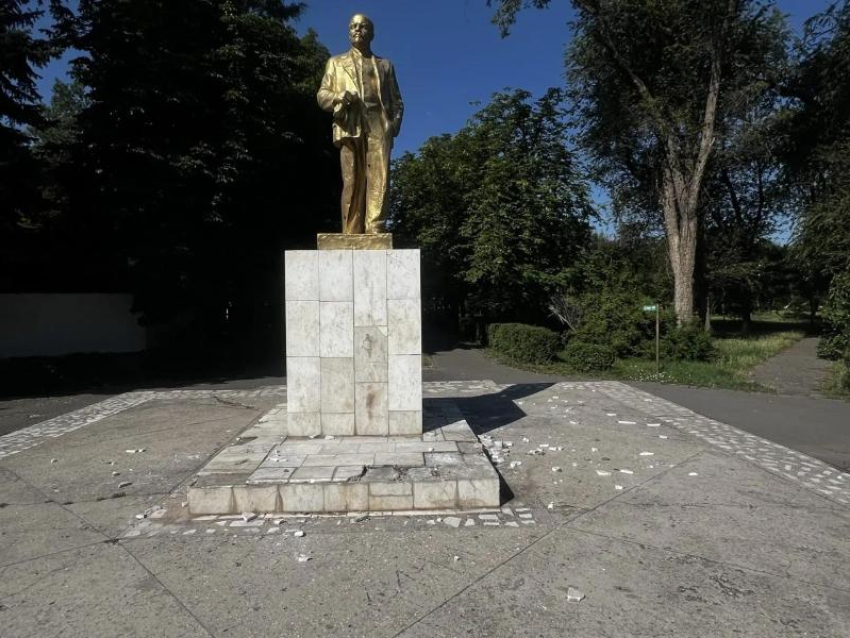 Вандалы повредили памятник Ленину в сквере «Юность»: полиция ищет свидетелей