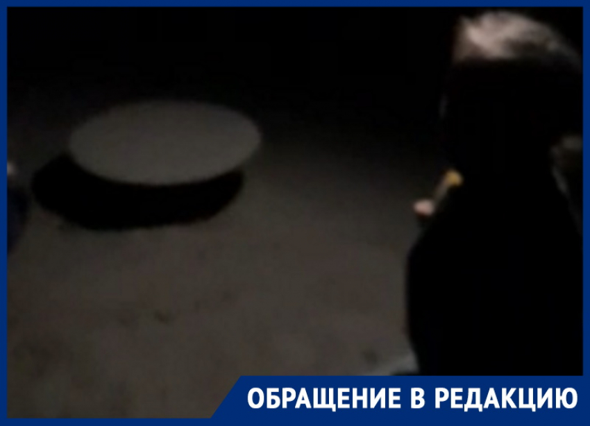 «В 19:00 уже кромешная темнота»: в сквере «Юность» мамы с детьми вынуждены гулять с фонариками