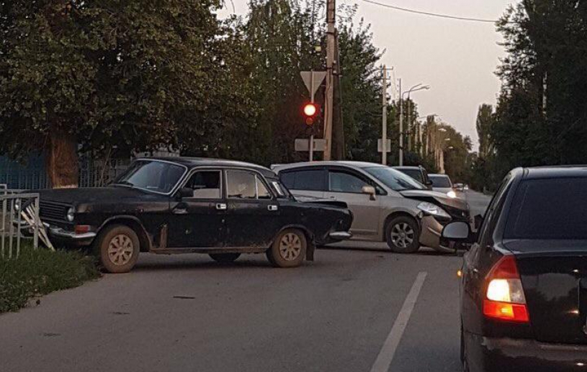 В результате ДТП «Волга» снесла новые ограждения на пересечении Горького и Первомайского в Волгодонске 