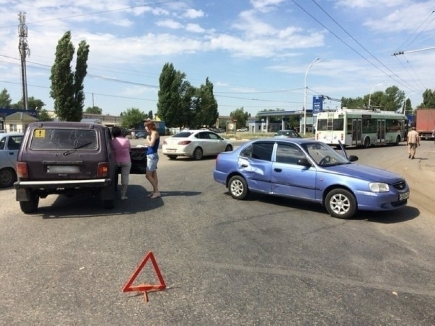 В Волгодонске «Нива» протаранила «Акцент» в районе кольца на Пятом