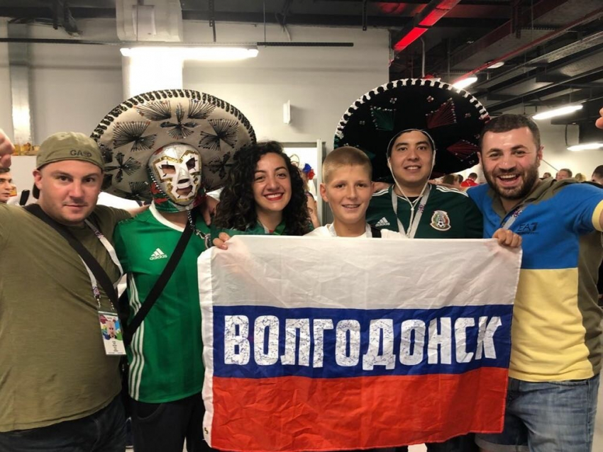 Волгодонцы на ЧМ в Ростове развернули флаг РФ с надписью «Волгодонск»