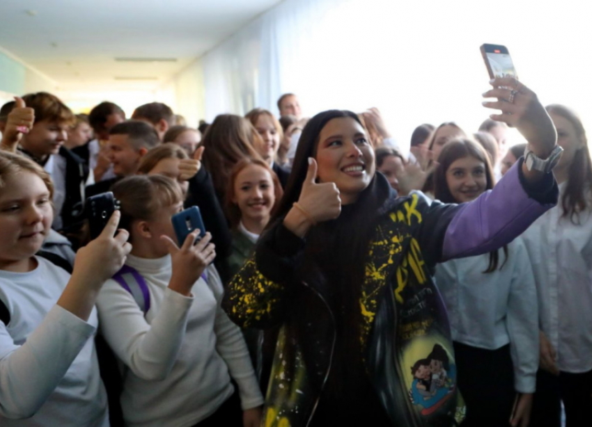 Звезда российской эстрады и победительница «Мисс Блокнот» Анет Сай побывала в родной школе в Волгодонске