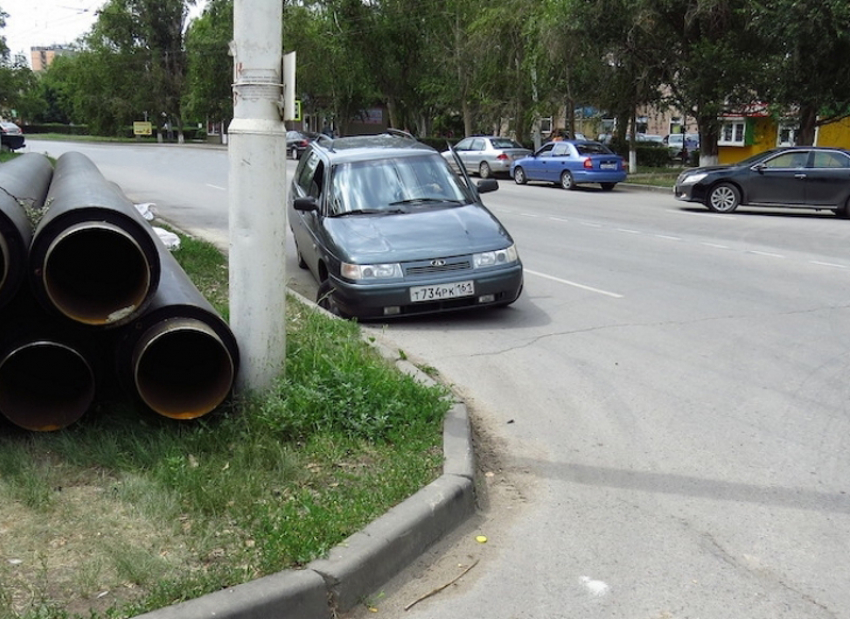 В Волгодонске «ВАЗ-2111» провалился в колодец ливневой канализации (ФОТО)