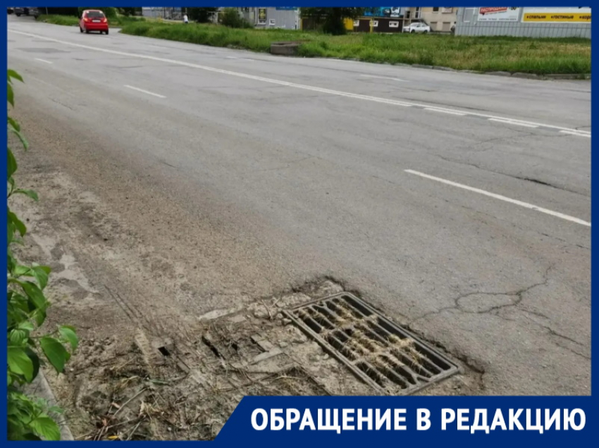 «Глубокая лужа может парализовать работу транспорта!»: горожанка просит коммунальщиков обратить внимание на ливневки