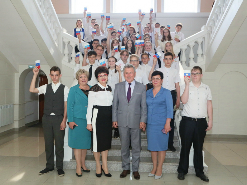 36 волгодонских школьников в торжественной обстановке получили паспорта РФ 