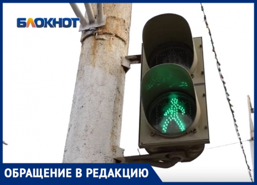 «Переходя дорогу – рискуем жизнью»: горожане боятся оказаться под колесами машин в центре Волгодонска