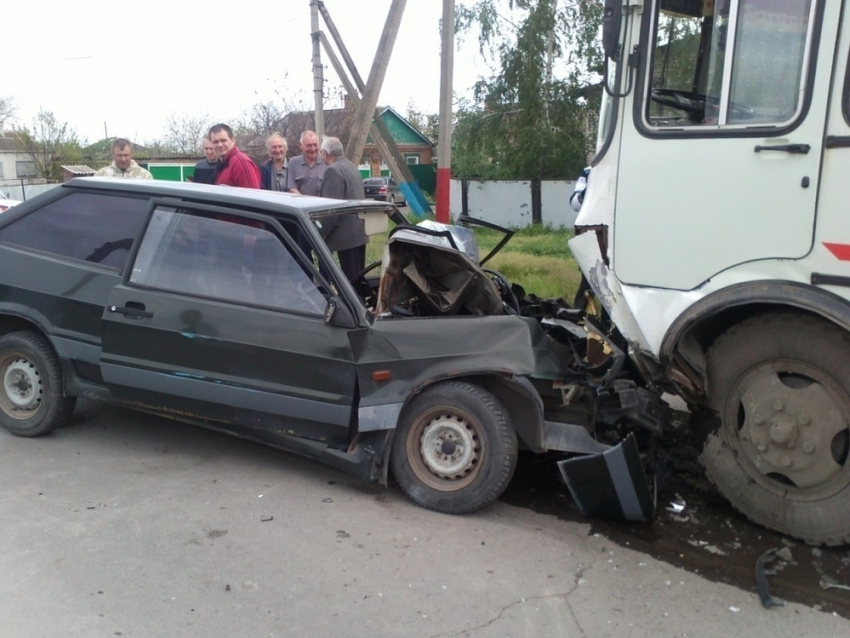 В Морозовске ВАЗ столкнулся с автобусом