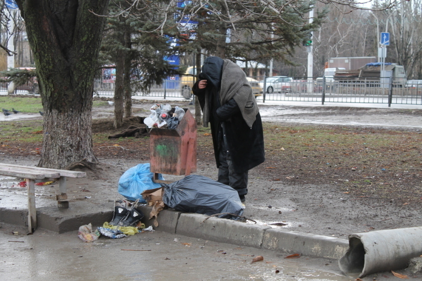 Волгодонский вокзал встречает гостей города мусором и бомжами