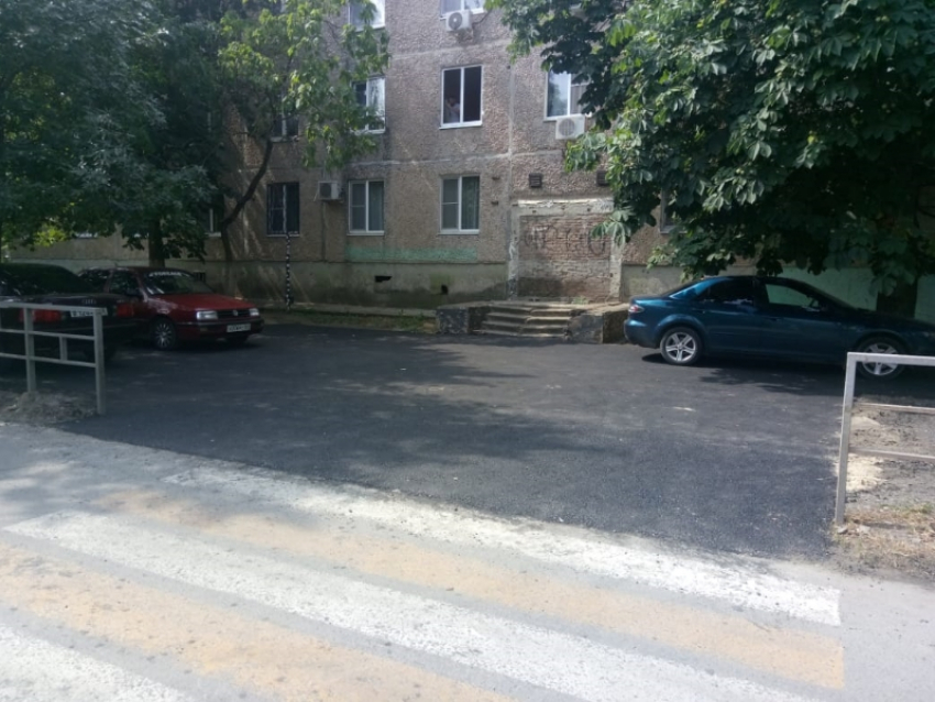 В Волгодонске отремонтировали многострадальный тротуар вдоль школы №8