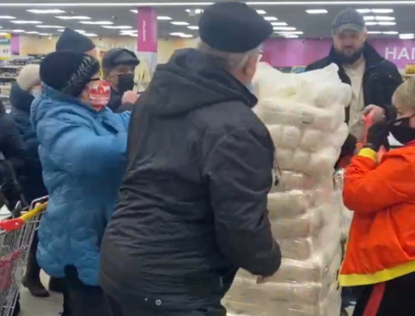 «Люди, что с вами происходит?»: толпа разъяренных волгодонцев ежедневно скупает весь сахар в магазинах Волгодонска 