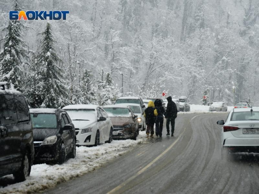 Сильнейший снегопад в Сочи привел к задержке следующих в Волгодонск поездов