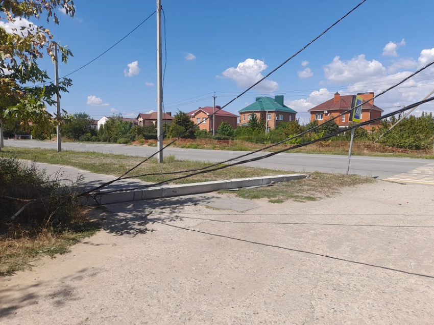 В новой части Волгодонска рухнул столб с проводами под напряжением 