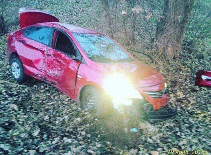 22-летняя волгодончанка за рулем «Хундай Солярис» слетела с трассы и врезалась в два дерева