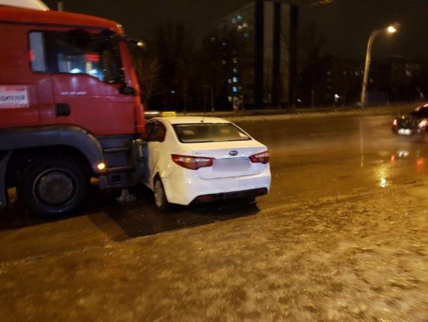 Фура протаранила такси в центре новой части Волгодонска