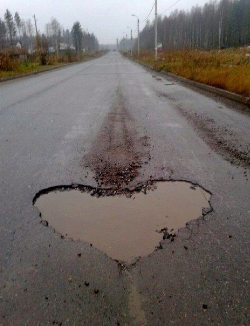 Фото любимой ямы в форме сердца прислали из Цимлянска