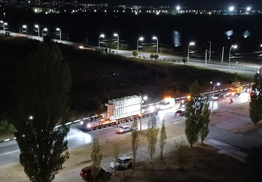 Уникальное сверхгабаритное оборудование проследовало со спецпричала в промзону в Волгодонске