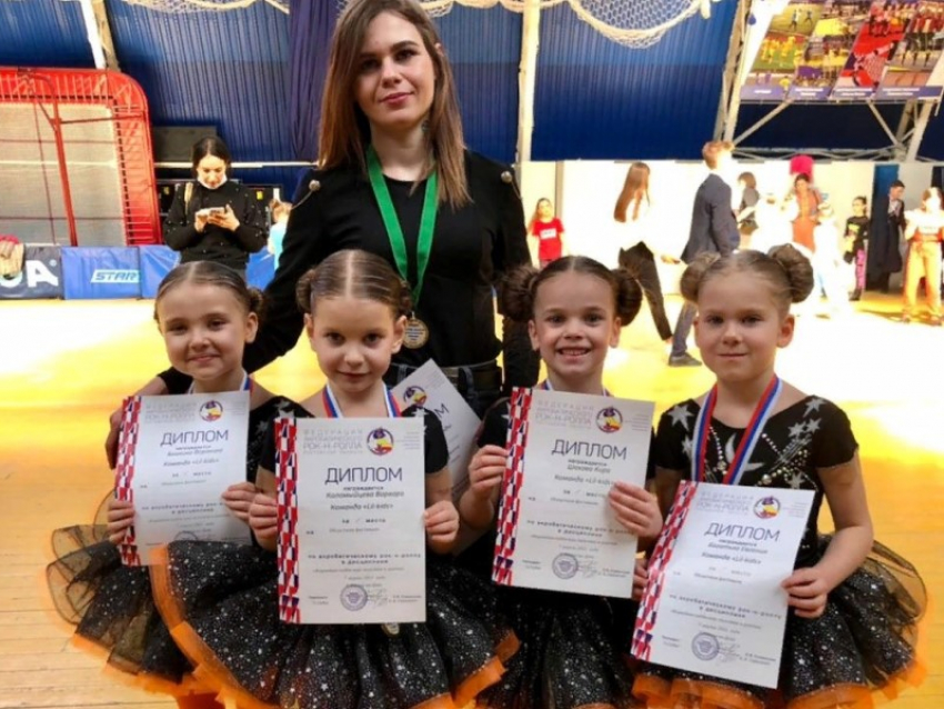 Юные волгодончанки стали чемпионками Ростовской области по акробатическому рок-н-роллу