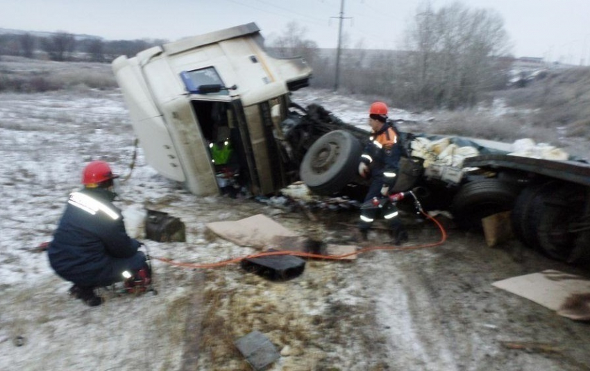 В Зимовниковском районе перевернулся грузовик с горячим битумом