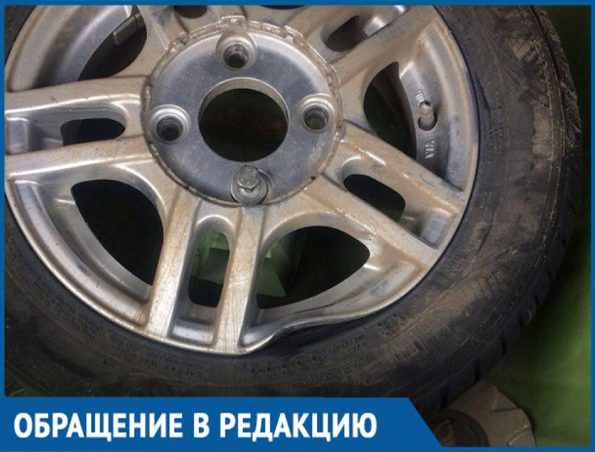 Студент из Волгодонска остался без колеса, влетев в огромную яму возле гипермаркета