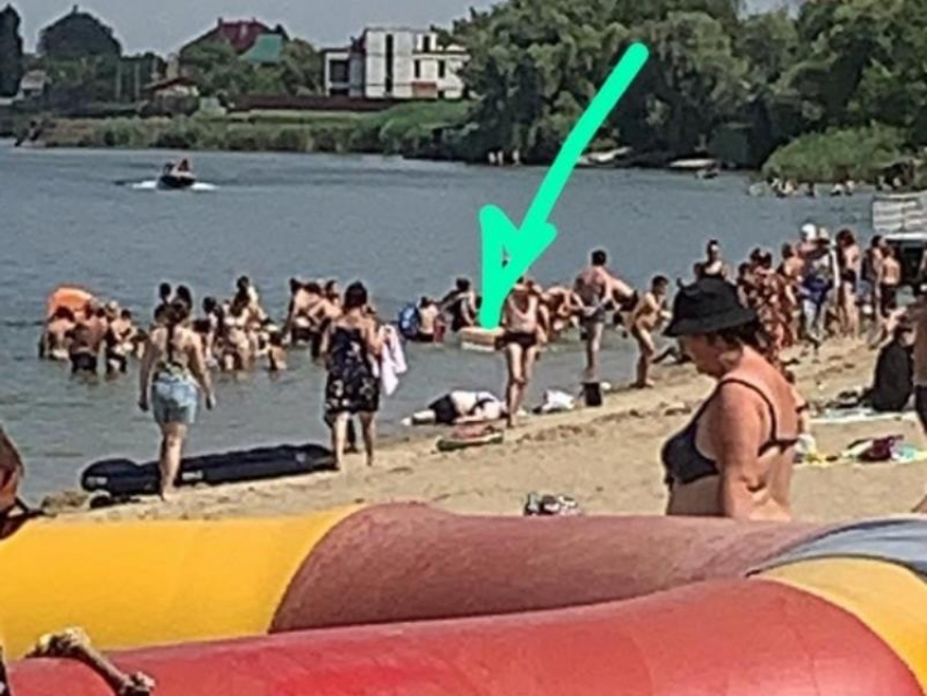 Рядом с трупом утонувшей женщины в станице Романовской играют дети и купаются взрослые