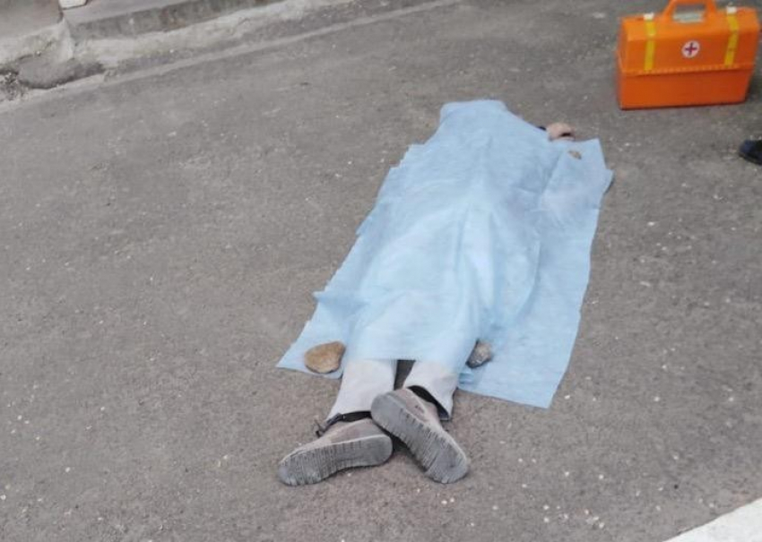  Пьяная волгодончанка не вышла к мертвому любовнику, лежавшему под подъездом 