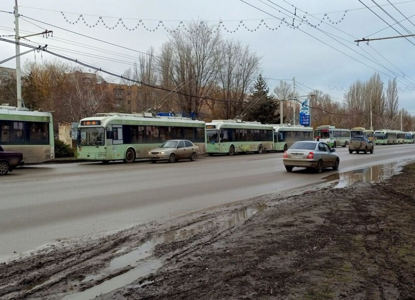 Более десятка троллейбусов стояли в очереди из-за аварии на мосту