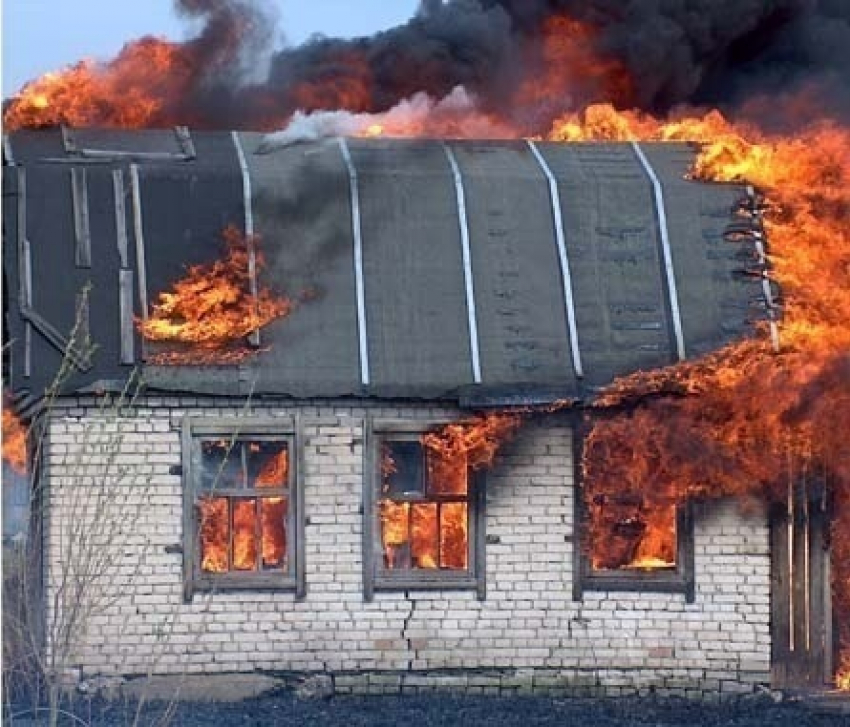В волгодонском садоводстве «Мирный атом» сгорел дом
