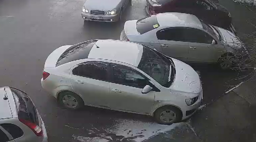 Знак внимания на капоте чуть не поссорил семью в Волгодонске