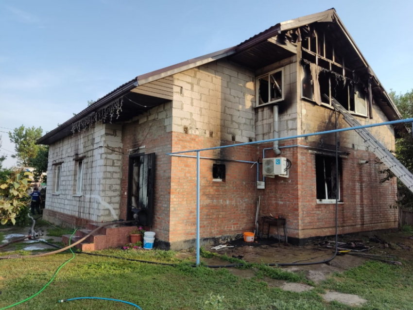 Двухэтажный жилой дом сгорел в Волгодонске в Красном Яру
