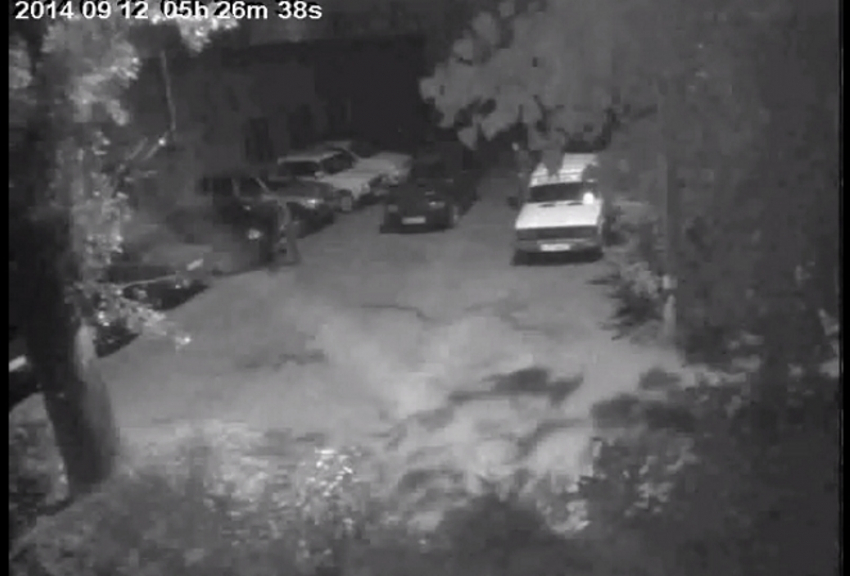 В Волгодонске под прицел камеры видеонаблюдения попала молодежь, ночью сливающая бензин с чужой машины
