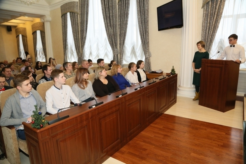 Молодым людям в Волгодонске за тягу к знаниям вручили почти 6 тысяч рублей