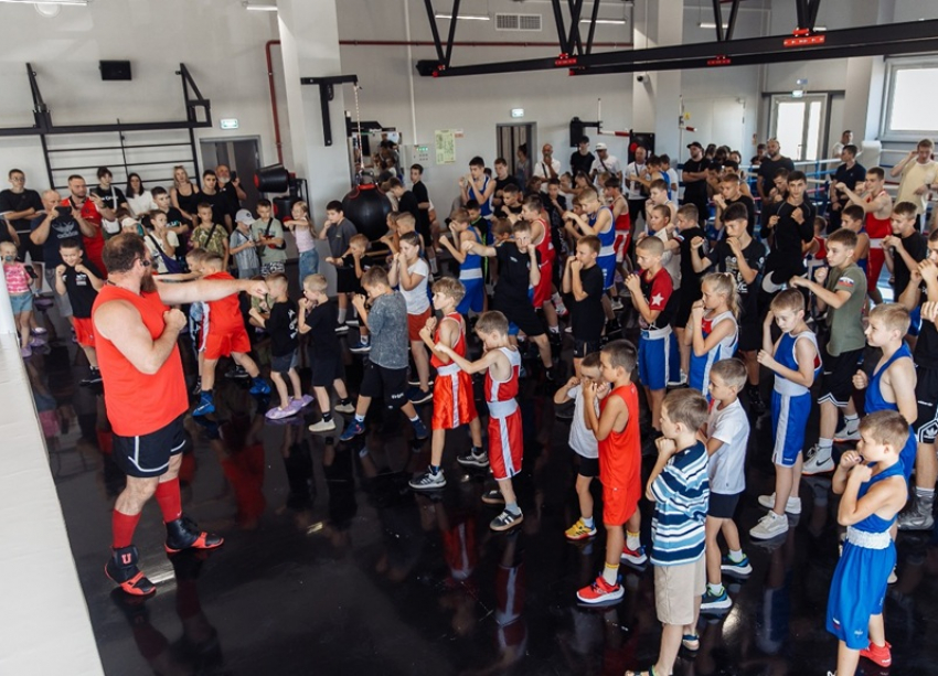 Боксер-профессионал Дмитрий Кудряшов провел мастер-класс для юных волгодонцев